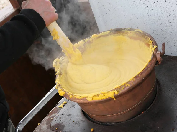 Caldeirão de cobre com POLENTA amarelo um prato típico da culina — Fotografia de Stock