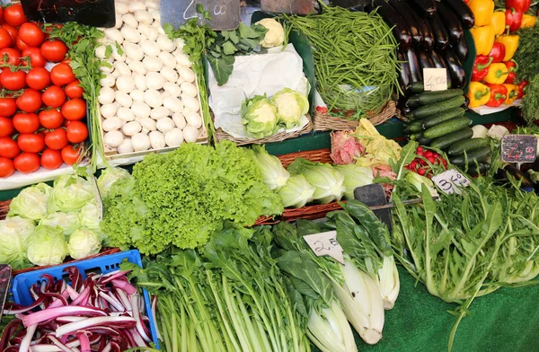 新鮮な果物や野菜の販売 — ストック写真