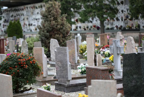 Dentro de un cementerio con muchas tumbas y lápidas —  Fotos de Stock