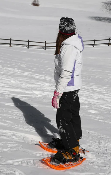 小女孩在山上与运动装束和穿雪鞋 — 图库照片