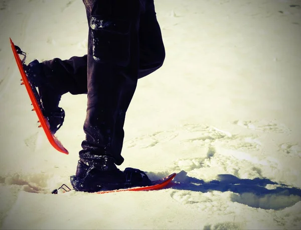 Человек в снегоступах на снегу с винтажным эффектом — стоковое фото