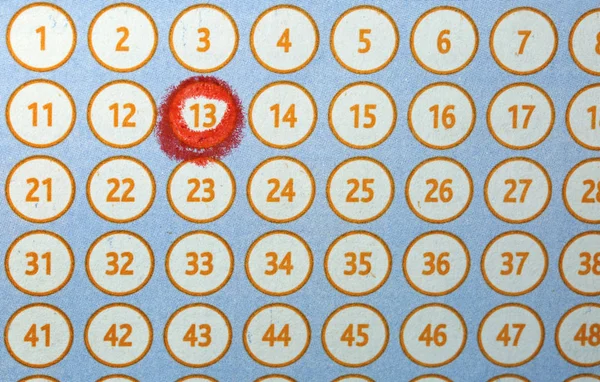 Nummer 13 omcirkeld in het rood op een bingo kaart loterij — Stockfoto