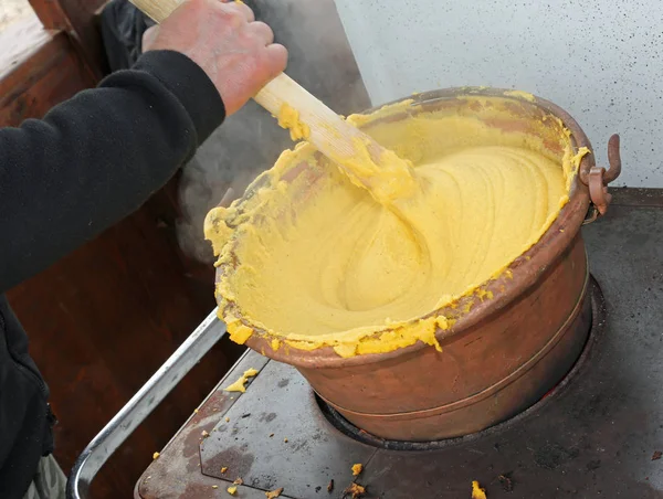 Preparazione di POLENTA un piatto tipico della tradizione culinaria — Foto Stock