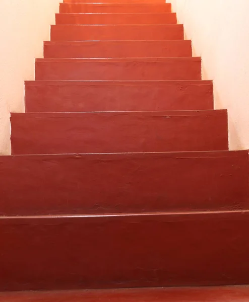 Sonsuzluğa ve ötesine yükselen kırmızı merdiven — Stok fotoğraf