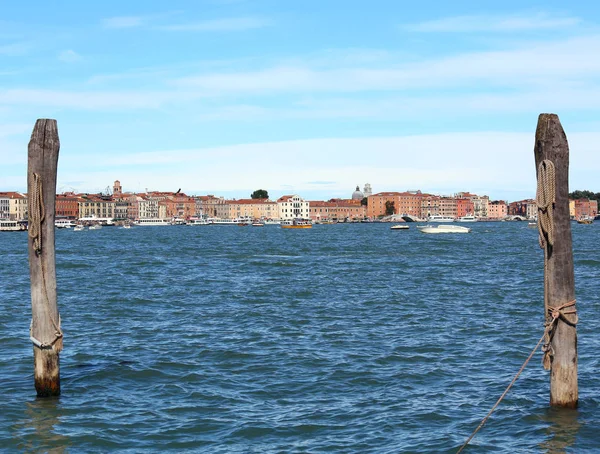 Due pali per ormeggiare le gondole di Venezia e l'antico edificio — Foto Stock