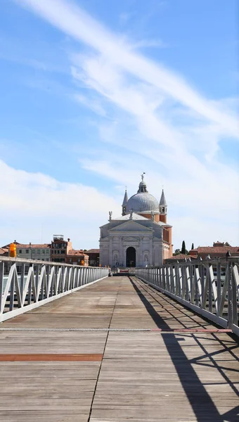 Ahşap ve çelik bağl adak Bridge'de yüzen Venedik İtalya — Stok fotoğraf