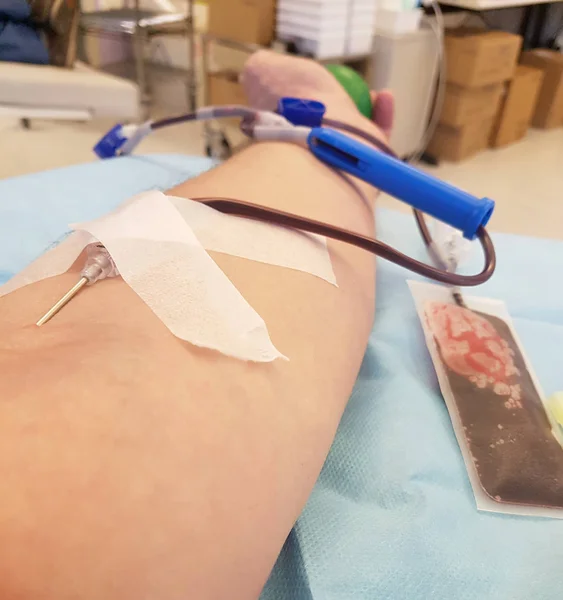 Kol ve genç gönüllü kan bağışı sırasında — Stok fotoğraf