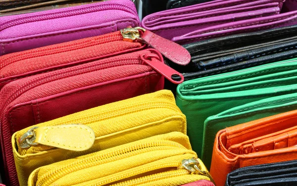 Carteras de cuero para la venta en la tienda italiana en Florencia — Foto de Stock