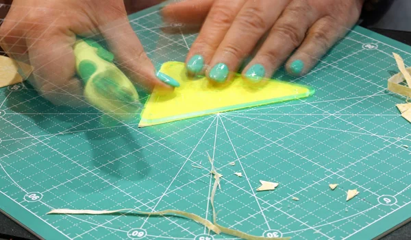 Vrouw snijdt op de werktafel — Stockfoto