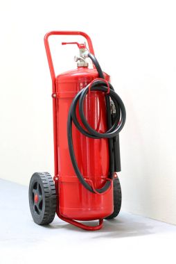kırmızı siyah boru ile yangın söndürücü tekerlekli