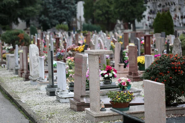 Hřbitov s mnoha hrobky a náhrobky bez lidí — Stock fotografie