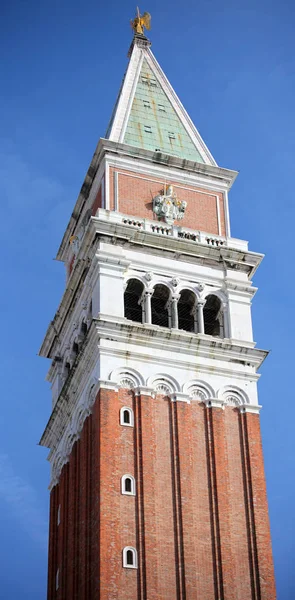 Campanile gezien vanaf het plein van San Marco in Venetië — Stockfoto