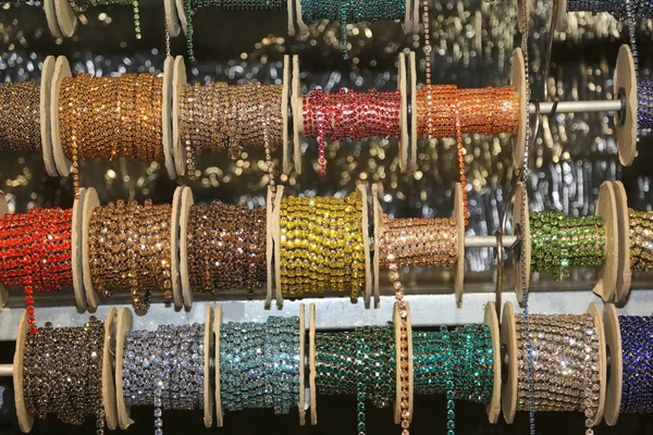 Bobinas cintilantes coloridas para fazer colares para venda — Fotografia de Stock