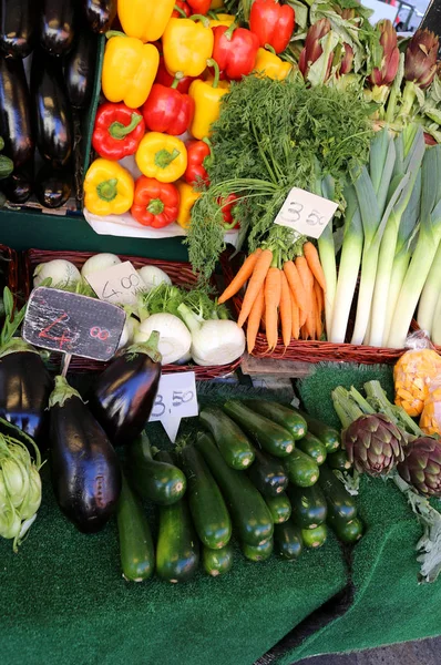 Фрукты и овощи для продажи на рынке с ценником — стоковое фото