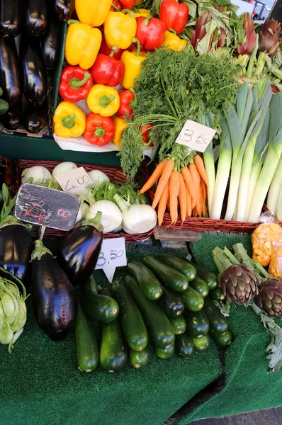 Ortofrutticolo in vendita sul mercato con il cartellino del prezzo — Foto Stock