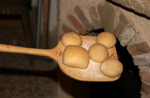 Beş tane taze pişmiş ekmek — Stok fotoğraf