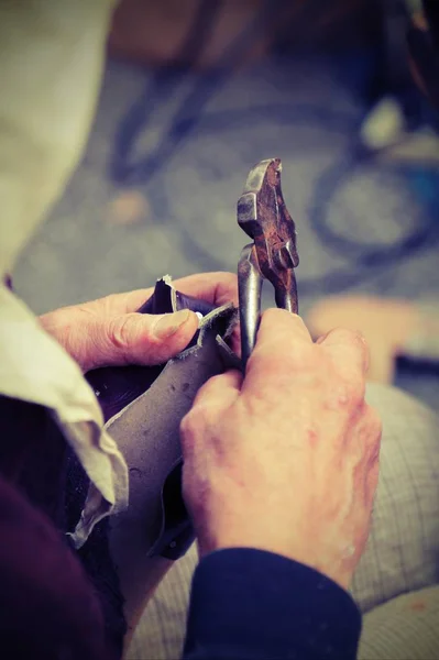 鞋匠的手修理鞋与一个古老的工具和日 — 图库照片