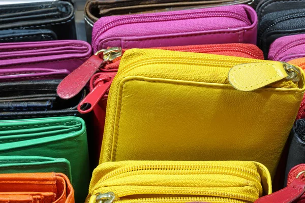 Muchas carteras de cuero para la venta en la tienda italiana — Foto de Stock