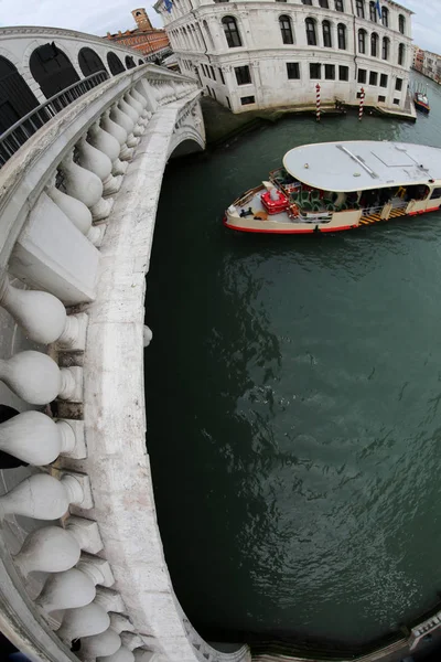 Pont Rialto avec lentille fisheye et un ferry — Photo