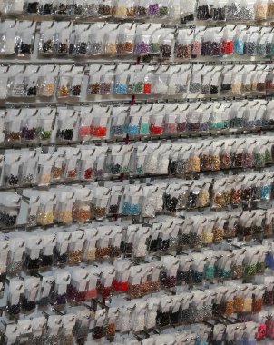 Kolye ve moda bracele bir araya aksesuarları ile raf