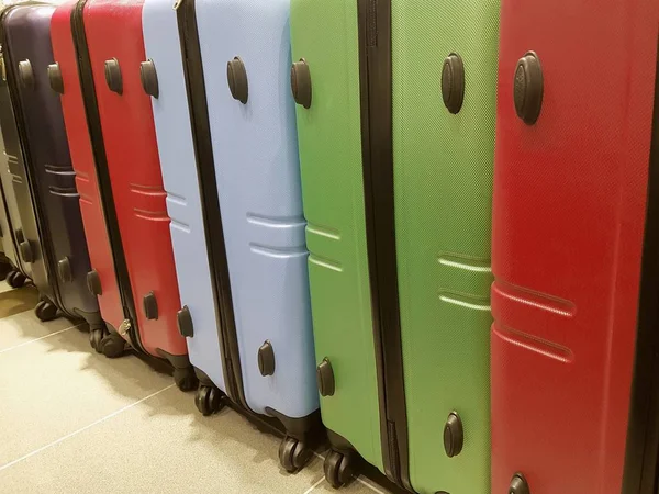 Kleurrijke koffers tentoongesteld in een winkel — Stockfoto
