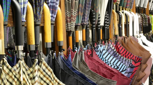 Muchos paraguas con asas de madera para la venta en la tienda — Foto de Stock