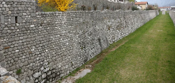 Muralla de piedra medieval en la ciudad de Venzone en el norte de Italia —  Fotos de Stock