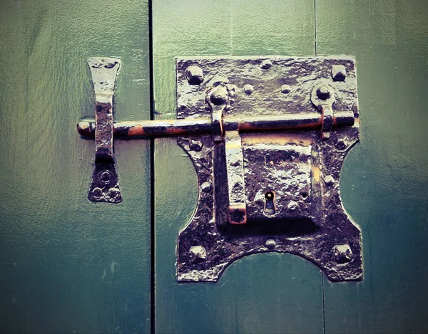 Antigua cerradura en hierro sólido —  Fotos de Stock