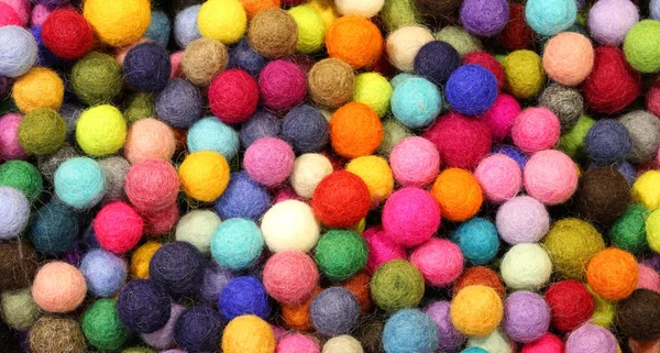 Fundo de muitas pequenas bolas feitas com lã — Fotografia de Stock