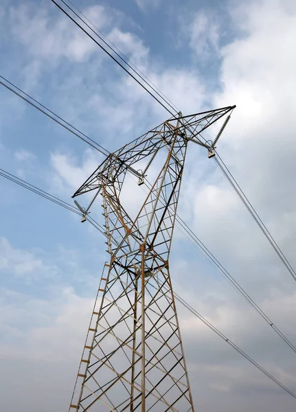 Gran pilón de alto voltaje con cables eléctricos — Foto de Stock