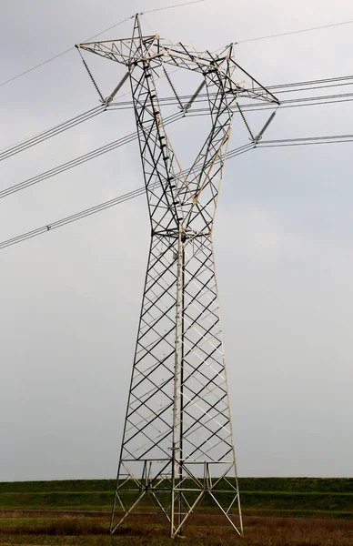 Gran pilón de alto voltaje con cables eléctricos para transportar electri — Foto de Stock