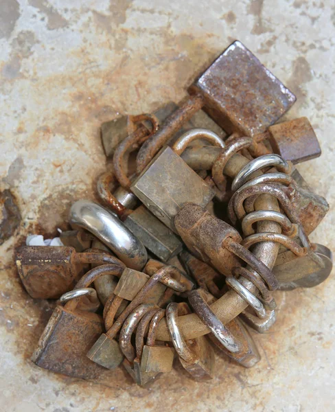 Muitos cadeados enferrujados — Fotografia de Stock