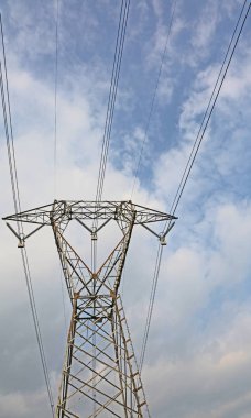 Elektrik kablolar ile büyük yüksek gerilim pilon