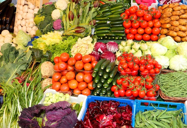 Veel verse groenten en fruit te koop — Stockfoto