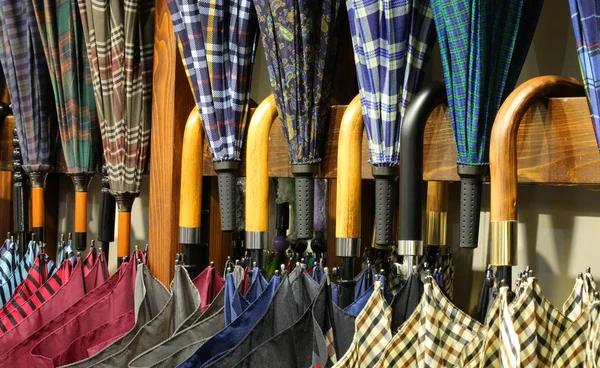 Deštníky s dřevěnými úchyty na prodej v obchodě specializující se na — Stock fotografie