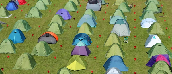 Campamento con muchas tiendas de iglú en un camping —  Fotos de Stock