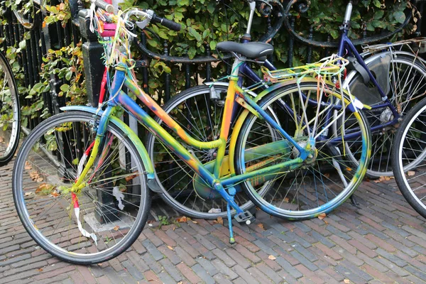 Bicicleta colorida em um estacionamento de bicicleta na Holanda — Fotografia de Stock