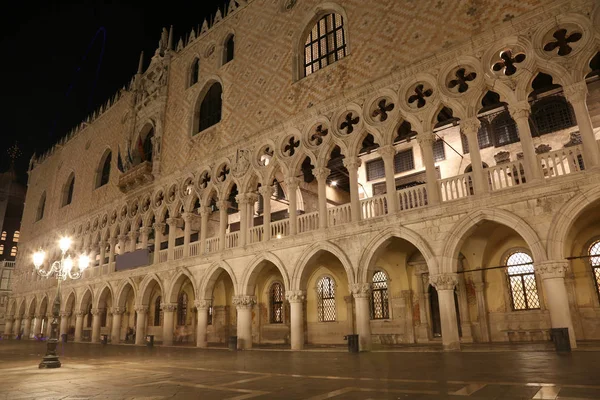 Ducal Palace and street lamps at night with long exposure in Ven — Stock Photo, Image