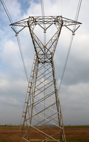 Elektrik kablolu yüksek voltaj pilonu — Stok fotoğraf