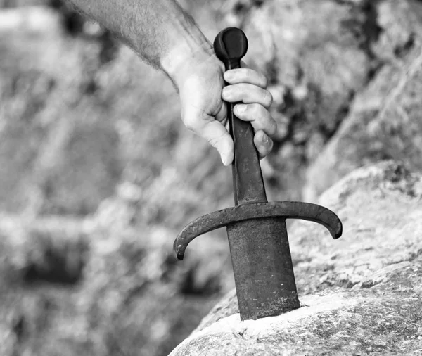 Cavaleiro que extrai Excalibur a espada lendária na pedra — Fotografia de Stock