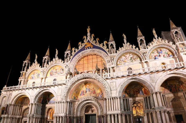 Φωτιζόμενο San Marco βασιλική με μαύρο ουρανό τη νύχτα με μακρύ — Φωτογραφία Αρχείου