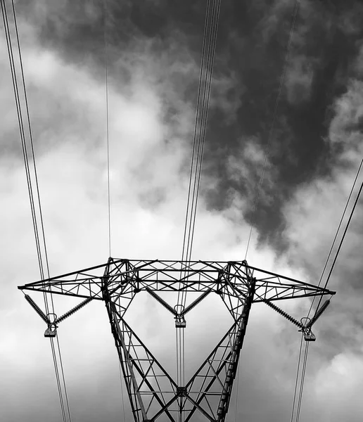 Pilone con fili elettrici ad alta tensione con effe bianco e nero — Foto Stock