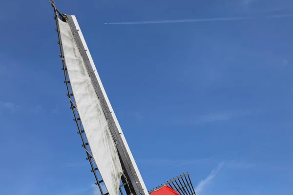 Pala de un molino de viento y el cielo azul de los Países Bajos — Foto de Stock