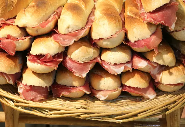 Bocadillos rellenos con tocino en la cesta de picnic —  Fotos de Stock