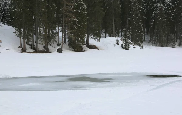 Lago alpino com gelo e neve — Fotografia de Stock