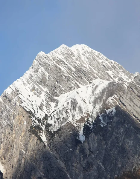 Vue panoramique d'une haute montagne appelée Amariana à Norhtern I — Photo