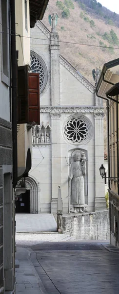 Antica cattedrale della città di Gemona con una statua enorme in esso — Foto Stock