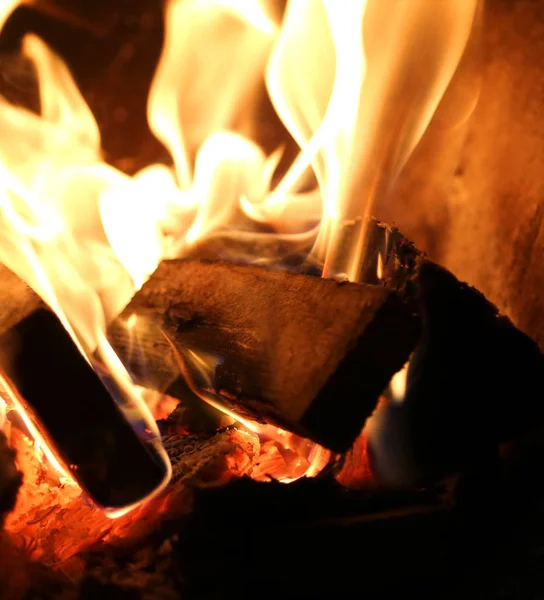 Vuur gemaakt met stukken gedroogd hout binnen de keuken kachel — Stockfoto