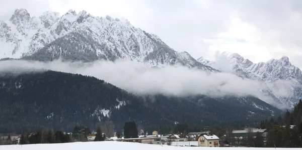 South Tyrol dağ zirveleri ile kar ve sis ile peyzaj — Stok fotoğraf