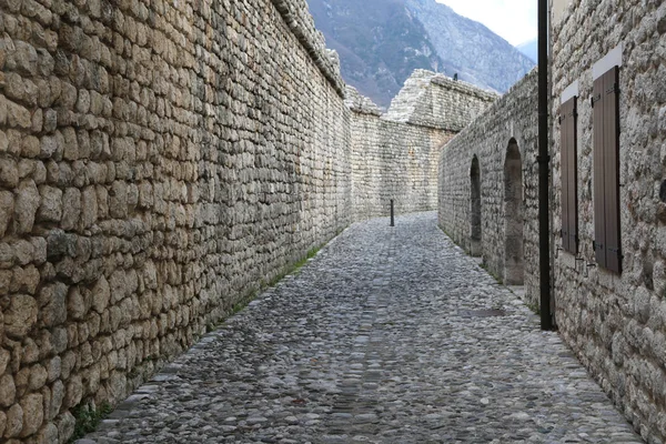 Rua medieval com parede feita de pedras e seixos na villa — Fotografia de Stock